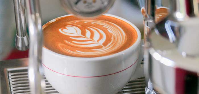 café con arte de latte de flor