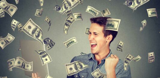 5 formas diferentes de ganar dinero online joven-ganando-mucho-dinero-con-un-blog