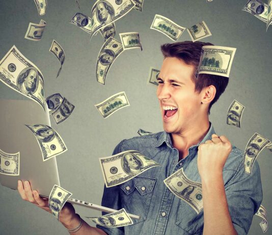 Cómo ganar dinero con un blog | Guía 2021 para monetizarlo con éxito joven-ganando-mucho-dinero-con-un-blog