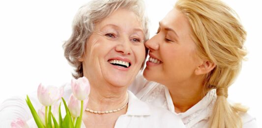 Qué vender el Día de las Madres | 10 ideas de negocio para ganar dinero mujer-haciendo-regalo-dia-de-las-madres