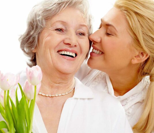 Qué vender el Día de las Madres | 10 ideas de negocio para ganar dinero mujer-haciendo-regalo-dia-de-las-madres