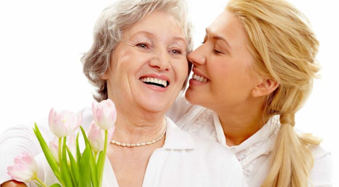 Qué vender el Día de las Madres | 10 ideas de negocio para ganar dinero mujer-haciendo-regalo-dia-de-las-madres