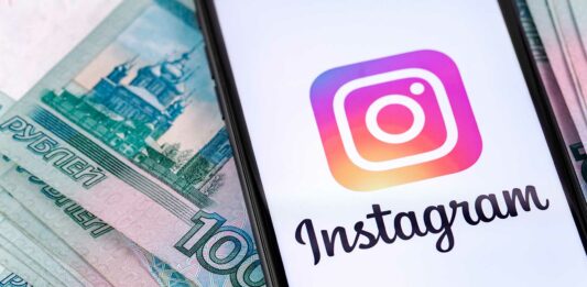Cómo vender en Instagram | Guía paso a paso 2020 para generar ingresos teléfono sobre un fajo de billetes on la aplicación de instagram abriendo
