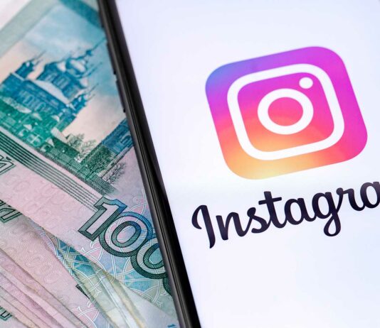 Cómo vender en Instagram | Guía paso a paso 2020 para generar ingresos teléfono sobre un fajo de billetes on la aplicación de instagram abriendo