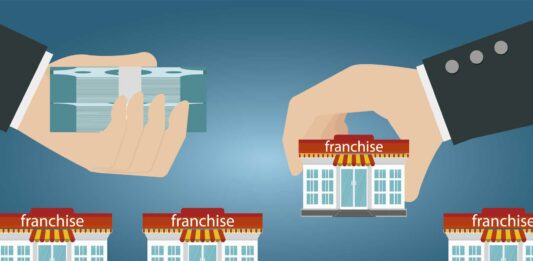 Cómo crear una franquicia | Guía con todo lo que necesitas saber ilustración de una mano entregando dinero mientras la otra levanta una casita con el letrero de "franquicia"