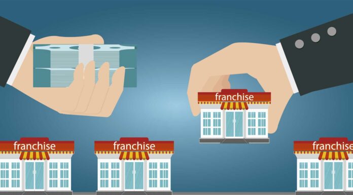 Cómo crear una franquicia | Guía con todo lo que necesitas saber ilustración de una mano entregando dinero mientras la otra levanta una casita con el letrero de "franquicia"