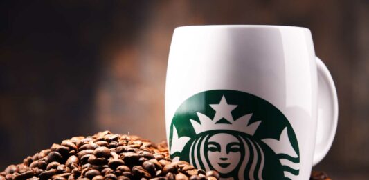 Cómo abrir una franquicia de Starbucks | ¿Es posible? ¿Cuánto cuesta? granos de café y taza con logo-franquicia-starbucks