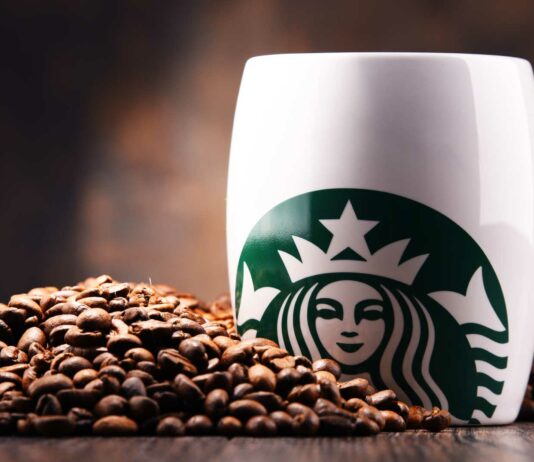 Cómo abrir una franquicia de Starbucks | ¿Es posible? ¿Cuánto cuesta? granos de café y taza con logo-franquicia-starbucks