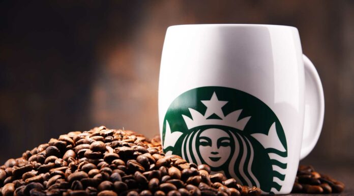 Cómo abrir una franquicia de Starbucks | ¿Es posible? ¿Cuánto cuesta? granos de café y taza con logo-franquicia-starbucks