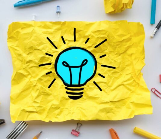 100 ideas de negocios | Selección 2021 de emprendimientos rentables bombillo-simulando-creacion-ideas-de-negocios