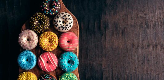 Mejores Franquicias de Donas 2020 | Requisitos, costos y datos de contacto tabla llena de donas