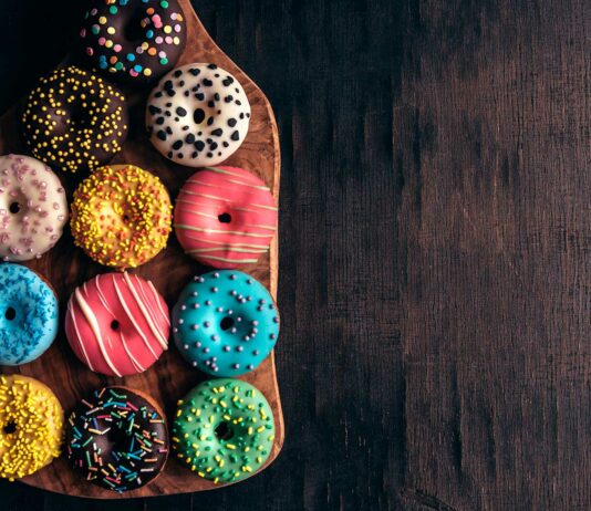 Mejores Franquicias de Donas 2020 | Requisitos, costos y datos de contacto tabla llena de donas