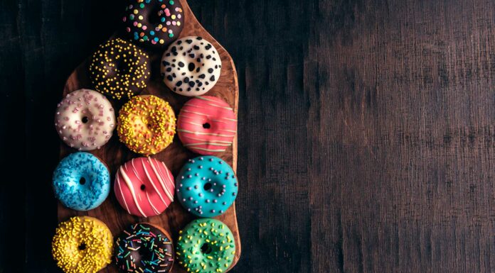 Mejores Franquicias de Donas 2020 | Requisitos, costos y datos de contacto tabla llena de donas