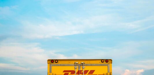Cómo obtener una franquicia de paquetería DHL en 3 simples pasos camión de DHL visto desde atrás