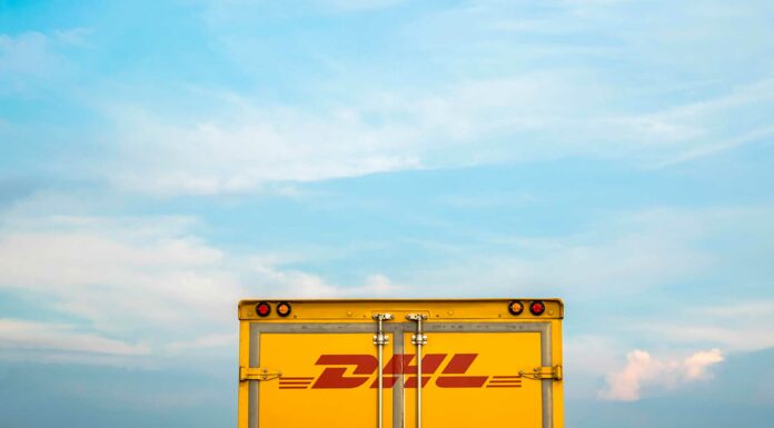 Cómo obtener una franquicia de paquetería DHL en 3 simples pasos camión de DHL visto desde atrás