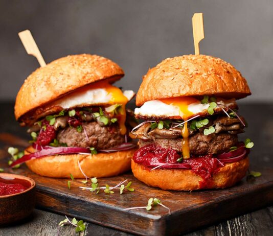 7 mejores franquicias de hamburguesas 2020 | Invierte en lo más vendido del «fast food» Dos hamburguesas sobre una tabla