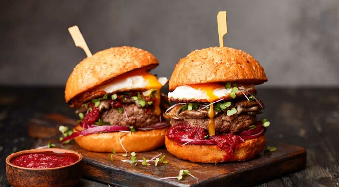 7 mejores franquicias de hamburguesas 2020 | Invierte en lo más vendido del «fast food» Dos hamburguesas sobre una tabla