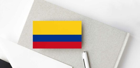 Franquicias en Colombia | 18 mejores opciones de varios sectores para invertir bandera de colombia sobre agenda con lapicero