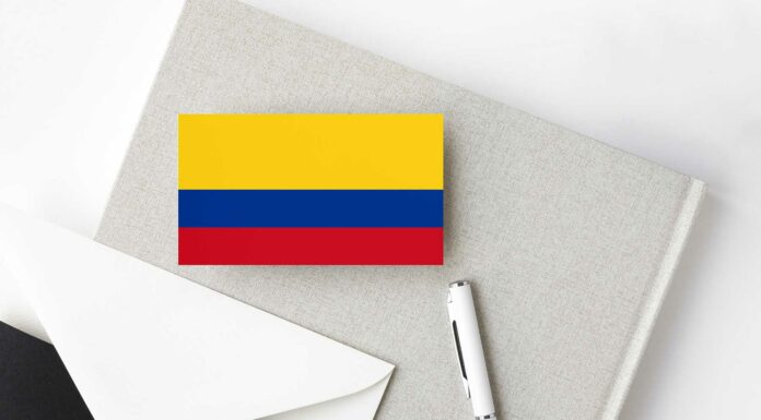 Franquicias en Colombia | 18 mejores opciones de varios sectores para invertir bandera de colombia sobre agenda con lapicero