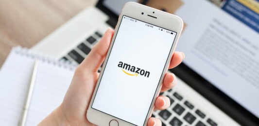 Ganar dinero con Amazon | Ingresos con el líder global del comercio electrónico logotipo-de-amazon-en-celular