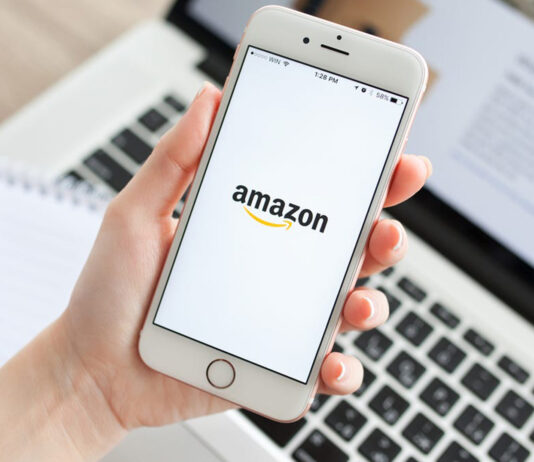 Ganar dinero con Amazon | Ingresos con el líder global del comercio electrónico logotipo-de-amazon-en-celular