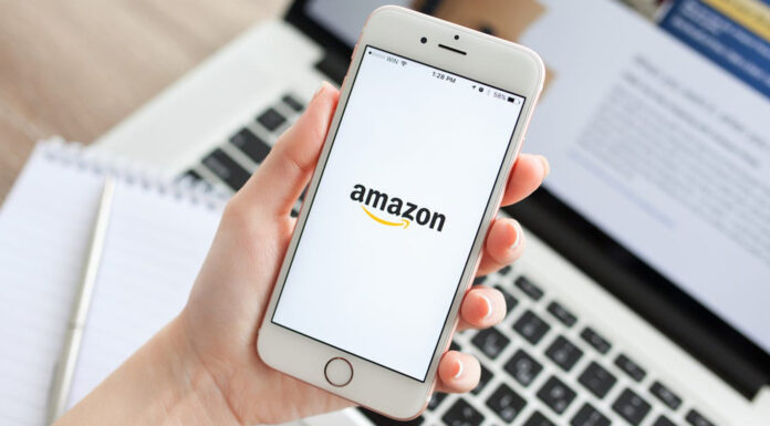 Ganar dinero con Amazon | Ingresos con el líder global del comercio electrónico logotipo-de-amazon-en-celular