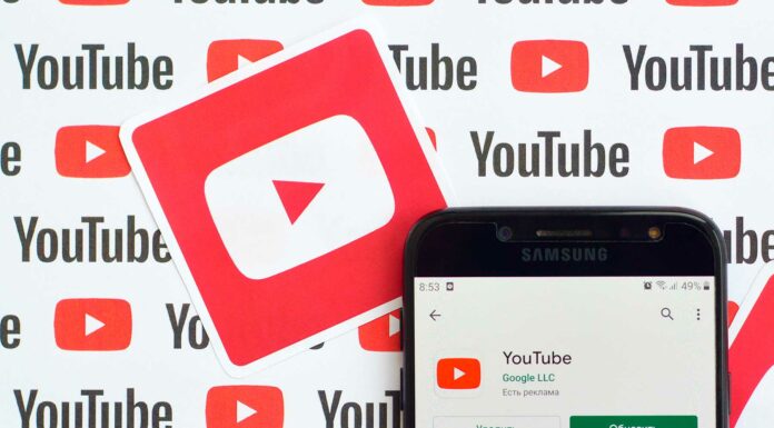 Cómo ganar dinero en YouTube | Guía completa 2020 para generar ingresos con tu canal teléfono sobre fondo con el logo de Youtube mostrado la aplicación de Youtube en la playstore