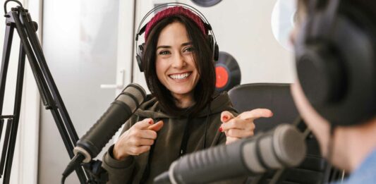 Cómo hacer un podcast | Pasos para crear uno y ganar dinero por internet con él Cómo hacer un podcast y empezar a ganar dinero