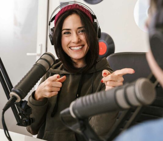 Cómo hacer un podcast | Pasos para crear uno y ganar dinero por internet con él Cómo hacer un podcast y empezar a ganar dinero