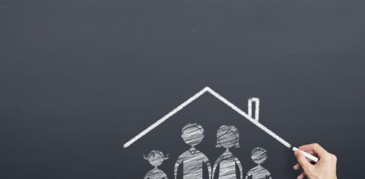 Negocio de bienes raíces | Cómo invertir y hacer una empresa en este rubro mano-dibuja-casa-con-familia-en-negocio-de-bienes-raices