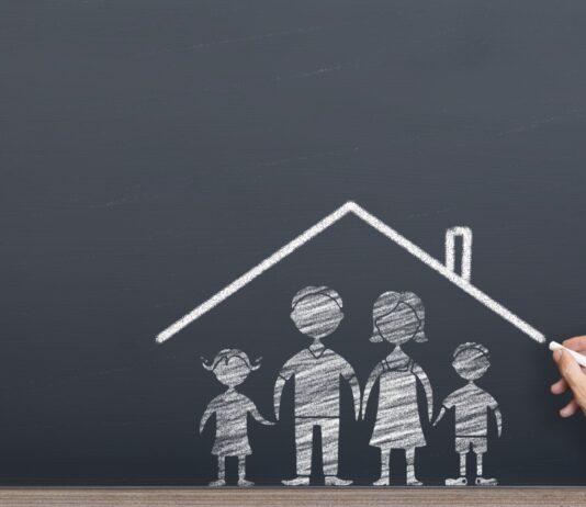 Negocio de bienes raíces | Cómo invertir y hacer una empresa en este rubro mano-dibuja-casa-con-familia-en-negocio-de-bienes-raices