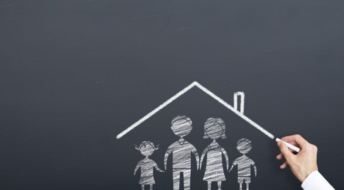 Negocio de bienes raíces | Cómo invertir y hacer una empresa en este rubro mano-dibuja-casa-con-familia-en-negocio-de-bienes-raices