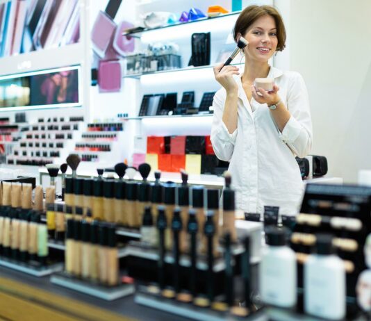 Cómo poner una tienda de maquillaje | Emprende en el mundo de los cosméticos Cómo poner una tienda de maquillaje - Pasos para emprender tu negocio