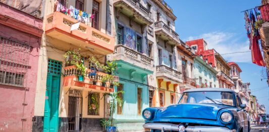 10 negocios en Cuba en los que puedes invertir | ¡Sácale partido a la Isla! auto clásico azul en las calles de Cuba