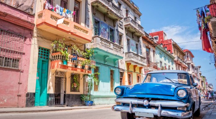 10 negocios en Cuba en los que puedes invertir | ¡Sácale partido a la Isla! auto clásico azul en las calles de Cuba