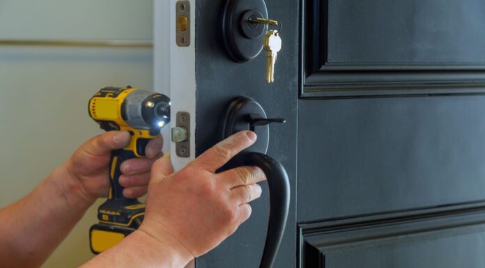 Negocio de cerrajería | Consejos para iniciar tu empresa Arregla puertas en un negocio de cerrajería