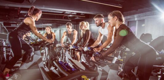 Cómo poner un estudio de spinning | Invierte en el negocio de las bicis estáticas Aprende cómo poner un estudio de spinning exitoso