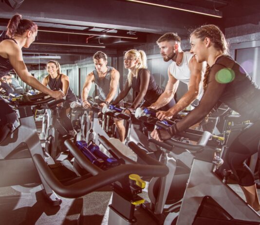 Cómo poner un estudio de spinning | Invierte en el negocio de las bicis estáticas Aprende cómo poner un estudio de spinning exitoso