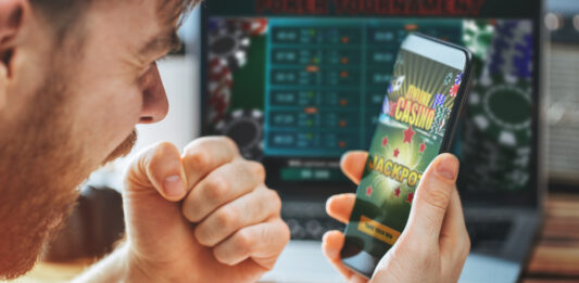 Invertir con éxito en la industria del juego en México: Nuevos casinos como oportunidad de crecimiento Hombre celebrando que ha ganado dinero en un casino online