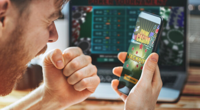 Invertir con éxito en la industria del juego en México: Nuevos casinos como oportunidad de crecimiento Hombre celebrando que ha ganado dinero en un casino online