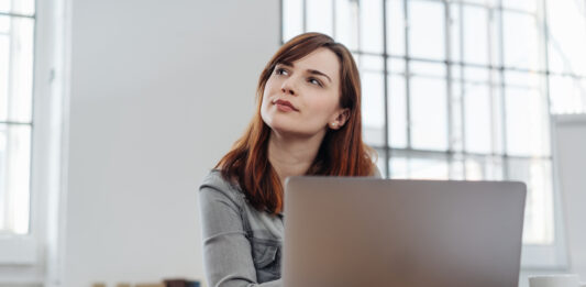 Cómo poner una agencia de empleos | 10 pasos para lograrlo con éxito Mujer pensando cómo poner una agencia de empleos