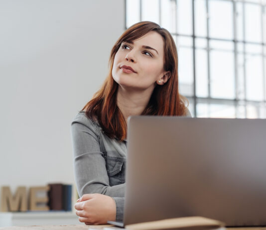 Cómo poner una agencia de empleos | 10 pasos para lograrlo con éxito Mujer pensando cómo poner una agencia de empleos