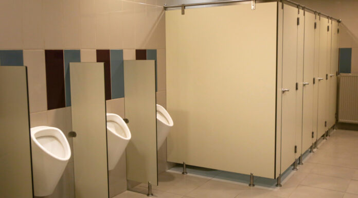 Compacto fenólico: el material perfecto para aseos públicos Aseos públicos construidos con paneles fenólicos
