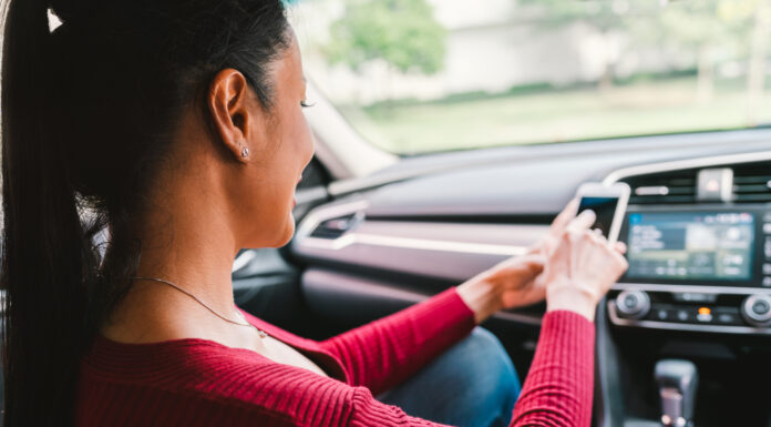 20 trucos para Uber driver | ¿Cómo ganar más dinero con Uber? Mujer utilizando trucos para uber driver