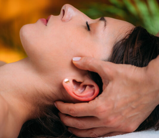 Cómo vender terapias alternativas | 5 estrategias para hacerlo Mujer recibiendo un masaje como parte de una terapia alternativa