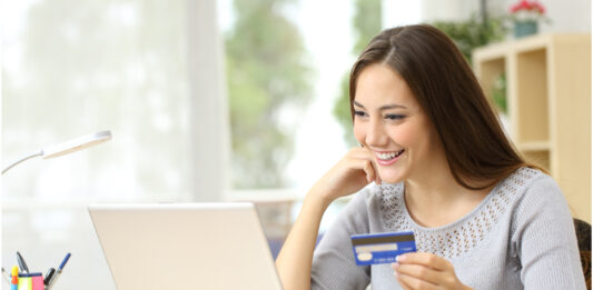15 ejemplos de modelos de negocios por suscripción | ¿Cómo hacer uno? Mujer accediendo a un modelo de negocios por suscripcion