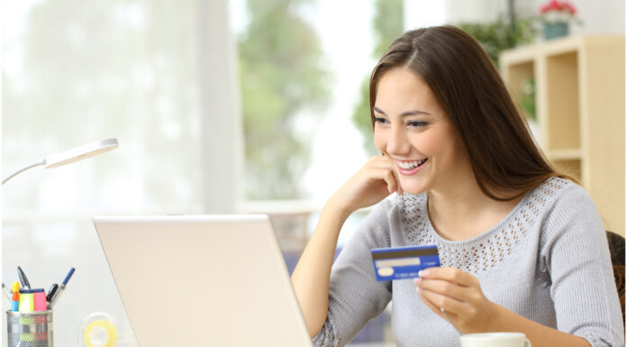 15 ejemplos de modelos de negocios por suscripción | ¿Cómo hacer uno? Mujer accediendo a un modelo de negocios por suscripcion