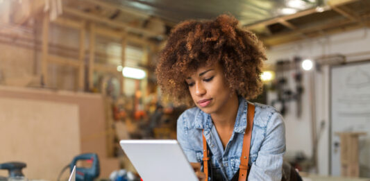 12 ideas de negocio con madera | Un material que no pierde vigencia Mujer pensando en ideas de negocios en madera