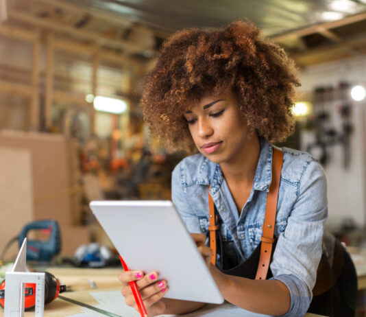 12 ideas de negocio con madera | Un material que no pierde vigencia Mujer pensando en ideas de negocios en madera