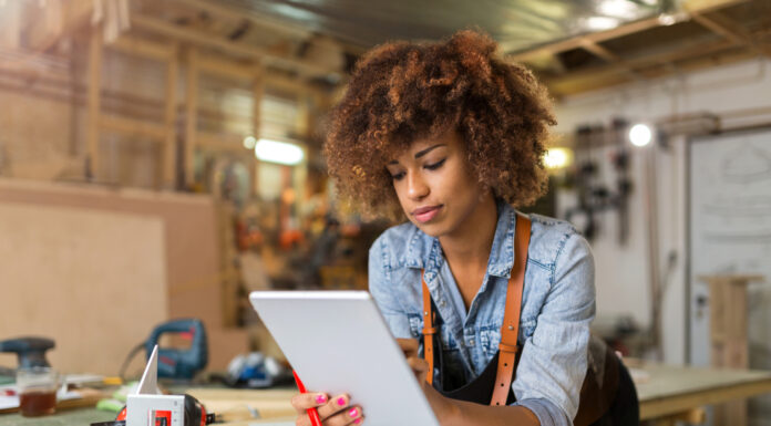 12 ideas de negocio con madera | Un material que no pierde vigencia Mujer pensando en ideas de negocios en madera
